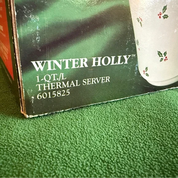 Festive Corelle Compatibles Winter Holly Thermal Server - Picture 3 of 12